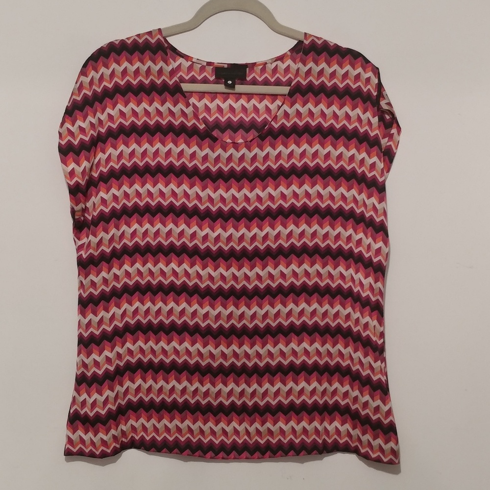 Multi colored patterned top👕